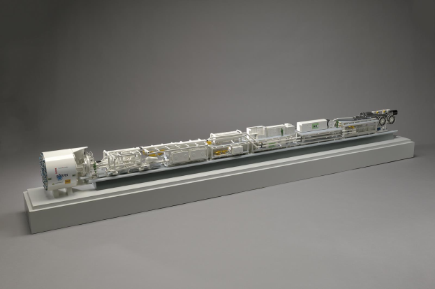 Ein detailliertes Modell des neuen Wasserstoff-Brennstoffzellensystems von Sainsbury's auf einer weißen Oberfläche, das einen Kraftstofftank, einen Kraftstofffilter, eine Kraftstoffinjektor und eine Energiequelle zeigt und ihre Verbindungen demonstriert.