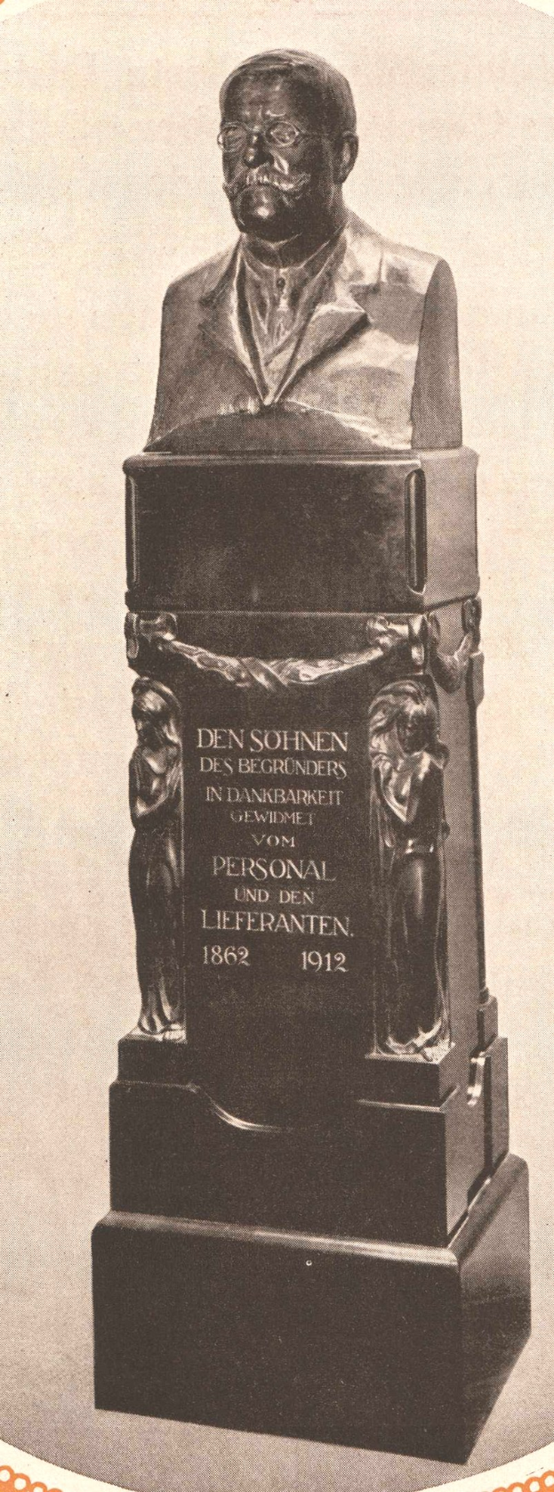 Schwarzes und weißes Foto einer Büste eines Mannes in Anzug und Krawatte, mit Gedenktext beschriftet, der mutmaßlich ein Denkmal für den Gründer der deutschen Volksbefreiungsbewegung ist.