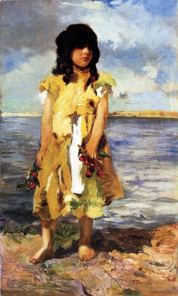Ein junges Mädchen in einem gelben Kleid steht auf einem Strand und hält einen Strauß Beeren in der Hand, mit saftig grünem Gras, einem Gewässer und einem hellblauen Himmel im Hintergrund.
