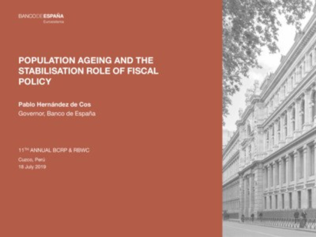 Schwarz-weißes Bild eines Gebäudes auf der rechten Seite mit Menschen, die auf der Straße davor gehen, und Text auf der linken Seite, der "Altenierung der Bevölkerung und die Stabilisierungsrolle der Fiskalpolitik" liest.