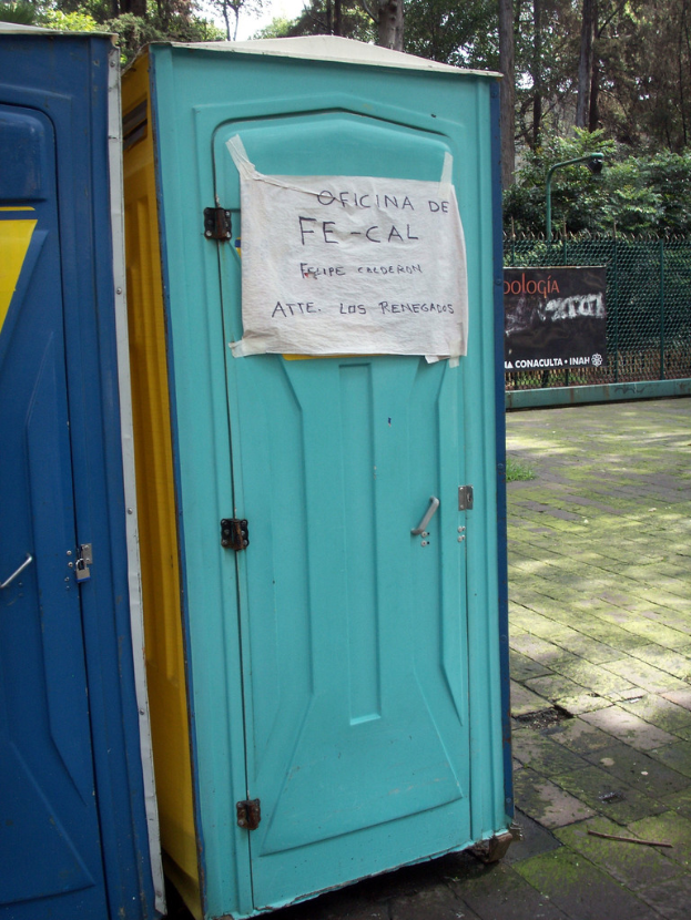 Transportable Räume, Bäume, Netz und ein Boden in einer Outdoor-Umgebung.