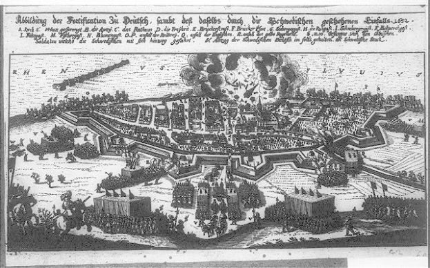 Eine Schwarz-Weiß-Zeichnung einer Stadt mit zahlreichen Gebäuden, Bäumen und Menschen, umgeben von Wasser, mit dem Text "Die Schlacht bei Leipzig" oben und unten, unter einem tiefblauen Himmel mit einem untergehenden, orangen Sonnenuntergang.