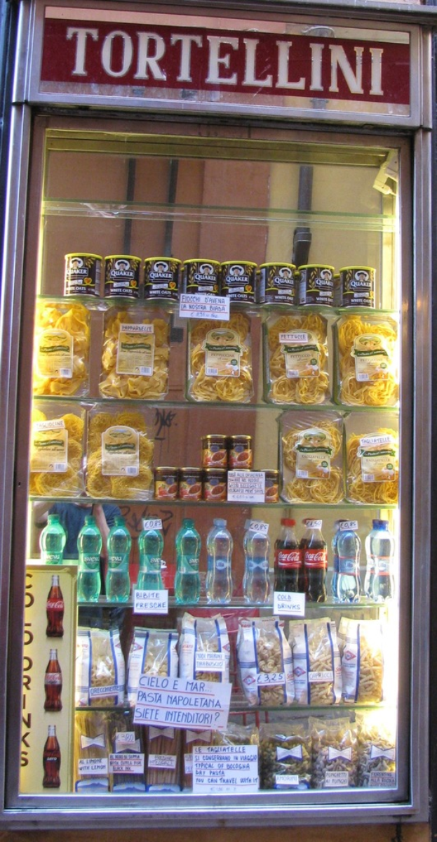 Ein Kühlschrank mit Flaschen und Packungen darauf.