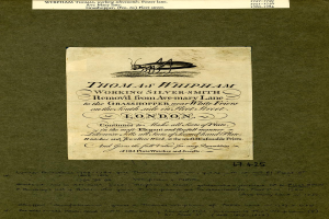 Ein altes Buch mit einer Zeichnung einer Grille auf dem Cover, das handgeschriebene Text auf dem Papier enthält.