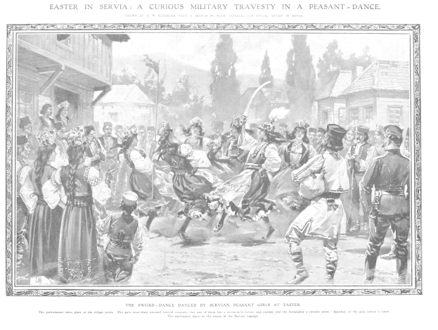 Schwarz-weißes Bild einer Gruppe von Menschen, die vor einer Menge tanzen, mit Häusern und Bäumen im Hintergrund.