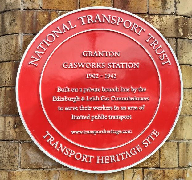 Rotes rundes Schild an einem Backsteingebäude mit dem Text "National Transport Trust".