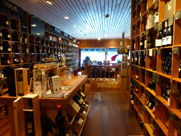 Verschiedene Flaschen in unterschiedlichen Formen und Größen sind auf Regalen ausgestellt.