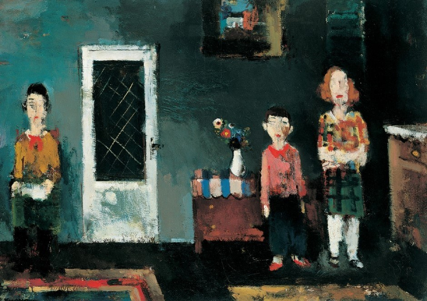 Gemälde von drei Kindern, die in einem Raum mit einem Blumenstrauß auf dem Tisch, einer Tür, einem Foto Rahmen an der Wand und einem Teppich auf dem Boden stehen.