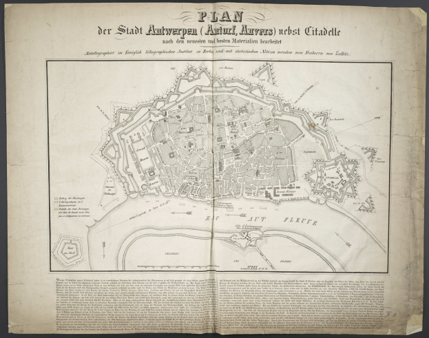 Ein abgenutztes Buch mit einer detaillierten Karte von Berlin, auf der Straßen, Gebäude und Sehenswürdigkeiten zu sehen sind, sowie Textinformationen zur Stadt.