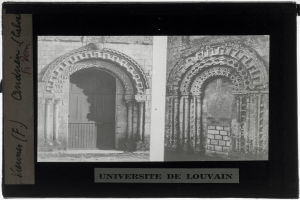 Schwarzes und weißes Foto eines Universitätsgebäudes mit Rundbogenfenstern und einer Tür, darunter Text.