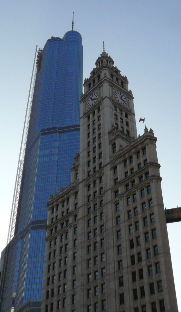 Gebäude mit Fenstern, einer Uhr und einem Himmel.