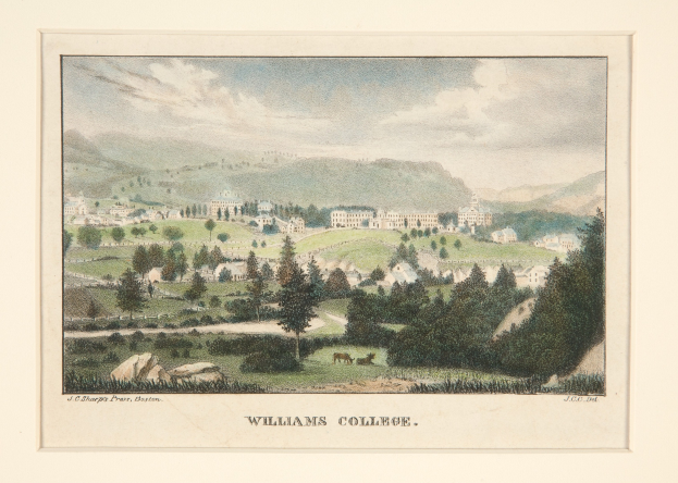 Ein Blick auf das Williams College von einem Hügel aus, mit Bäumen, Gebäuden, Hügeln, Himmel und Wolken im Hintergrund und Text am unteren Rand des Bildes.