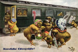 Eine alte Postkarte, die eine Gruppe von Hühner vor einem Zug zeigt, mit Text auf der Postkarte.