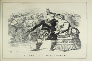 Ein Mann und eine Frau stehen auf einem Papier mit Wörtern und Zahlen, vor einer Menge, wobei der Mann einen Stock hält.