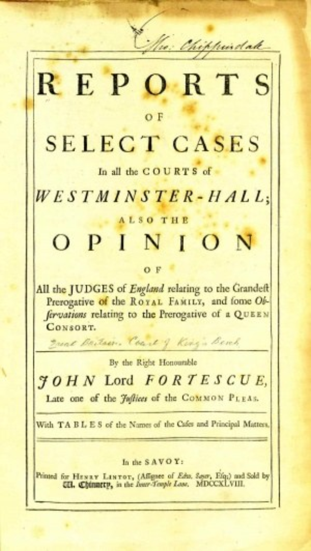 Altes Buch mit dem Titel "Berichte über ausgew├Ąhlte F├Ąlle in den Gerichten von Westminster-Hall sowie die Meinung von John Lord Fortescue" aufgeschlagen auf einer Seite mit schwarzer Tinte.