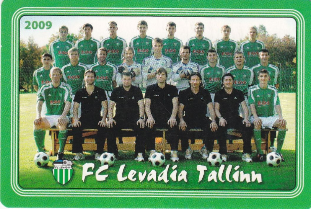 Ein Plakat der FC Levadia Tallinn Mannschaft mit einer Gruppe von Menschen im Vordergrund, Fußballbällen auf dem Boden und Bäumen mit einem klaren blauen Himmel im Hintergrund, mit Text und einem Logo unten.