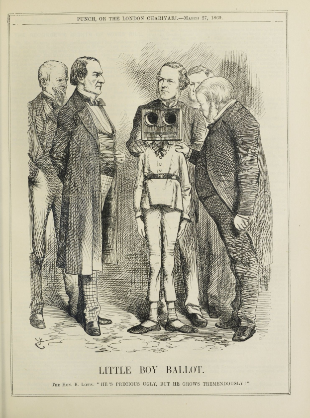 Eine Zeichnung eines kleinen Jungen mit einer Kamera in der Mitte, umgeben von einer Gruppe von Menschen, mit Text unten, der "Kleiner Junge Stimmzettel" lautet.