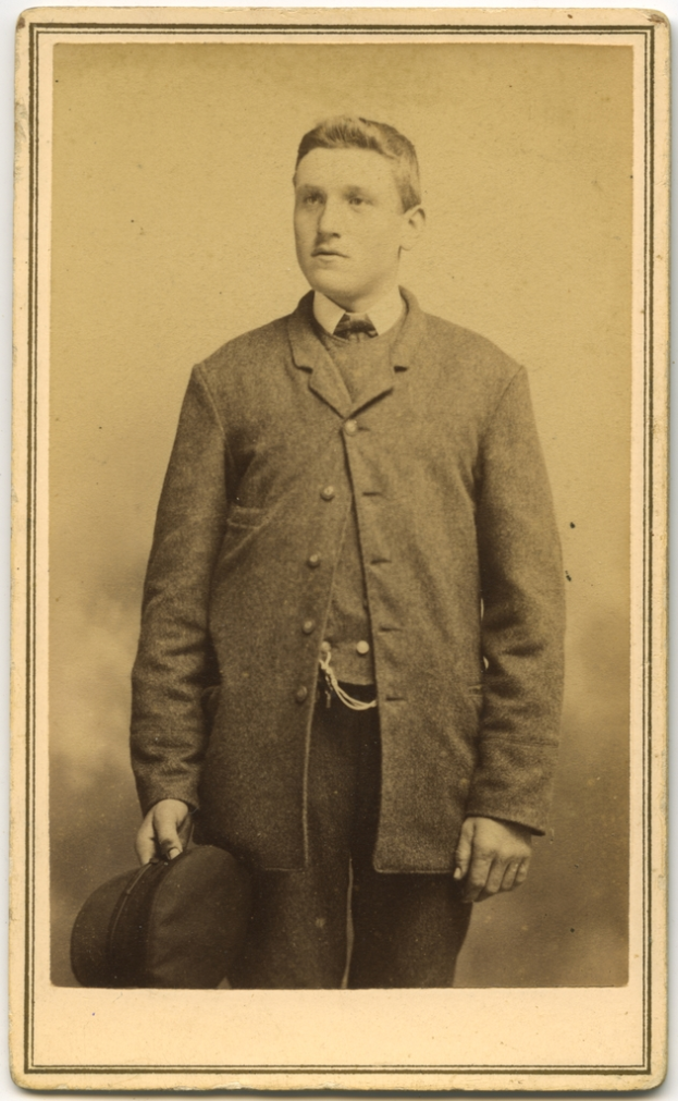 Eine Person hält eine Mütze.