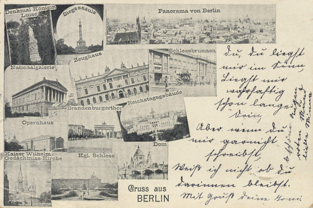 Eine alte Postkarte mit verschiedenen Bildern von Berlin, darunter Gebäude, Bäume und eine Statue, sowie einigen handschriftlichen Text.