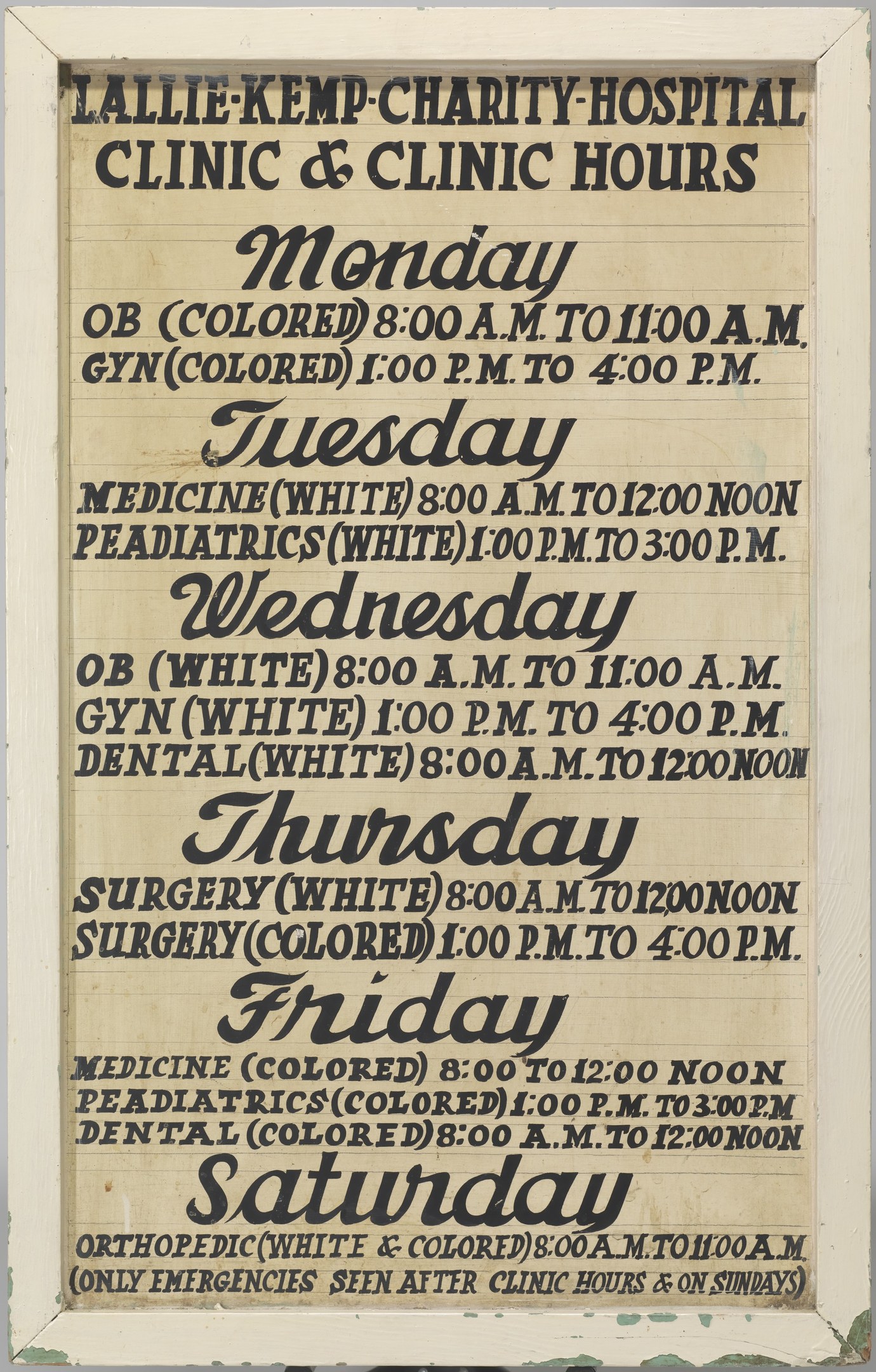 Plakat mit schwarzem Text auf einem weißen Hintergrund mit der Überschrift "Lallie Kemp Charity Hospital Clinic & Clinic Hours", das die Klinikdienste und -zeiten bewirbt.