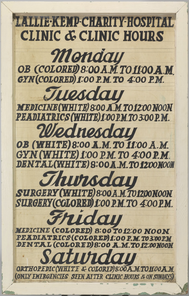 Plakat mit schwarzem Text auf einem weißen Hintergrund mit der Überschrift "Lallie Kemp Charity Hospital Clinic & Clinic Hours", das die Klinikdienste und -zeiten bewirbt.