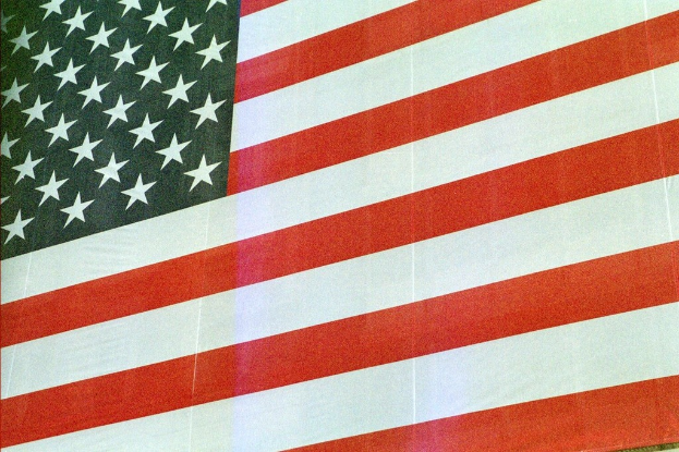 Eine Flagge wird gezeigt.