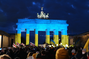 Von der Polizei festgehalten wegen des Flugs der Schwarz-Rot-Gold-Flagge - Flaggenträger spricht jetzt