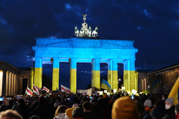 Von der Polizei festgehalten wegen des Flugs der Schwarz-Rot-Gold-Flagge - Flaggenträger spricht jetzt
