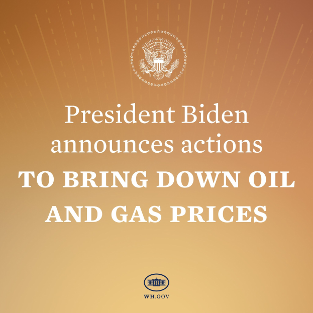 Präsident Biden an einem Rednerpult mit einem Plakat, das ein Logo und Text über Maßnahmen zur Reduzierung von Öl- und Gaspreisen zeigt.