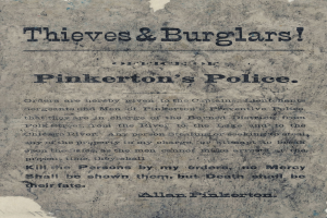 Plakat mit fetter schwarzer Schrift "Diebe & Einbrecher Pinkerton's Police" auf einem weißen Hintergrund, umrandet von einem schmalen schwarzen Rand.