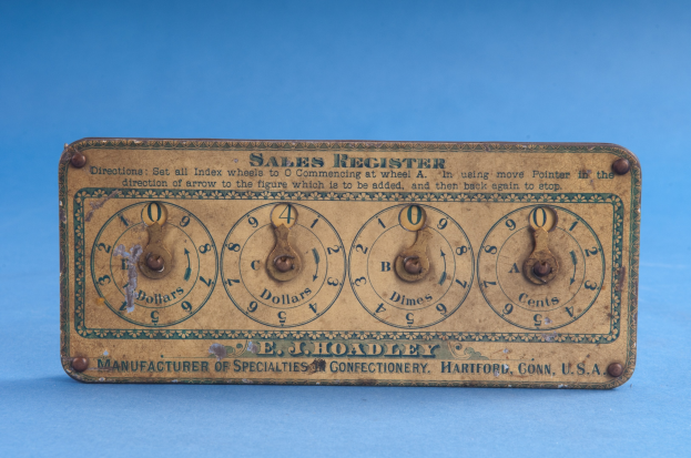 Altmodisches Verkaufsbuch auf blauem Hintergrund mit Text und Zahlen.