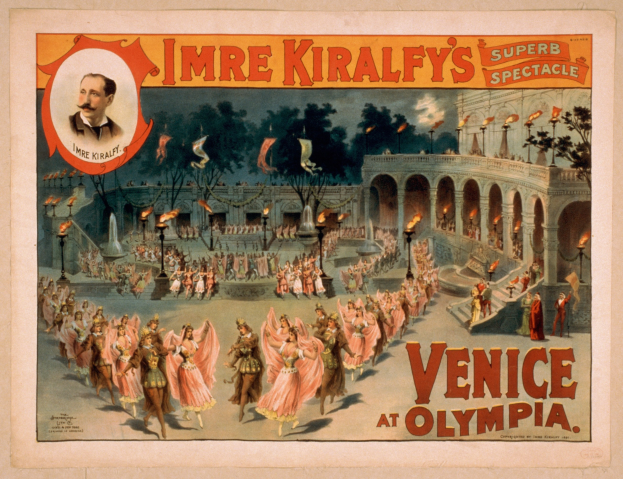Plakat für Imre Kiralfys Super-Spektakel in Venedig in der Olympia, das kostümierte Performer vor einem gebogenen und säulenartigen Gebäude mit Laternenmasten und Bäumen im Hintergrund zeigt.