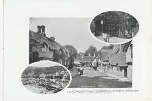 Schwarzes und weißes Foto eines Dorfes mit Reetdächern, Straßenlaternen, Menschen auf der Straße, Bäumen und einem klaren Himmel, mit Text unten.