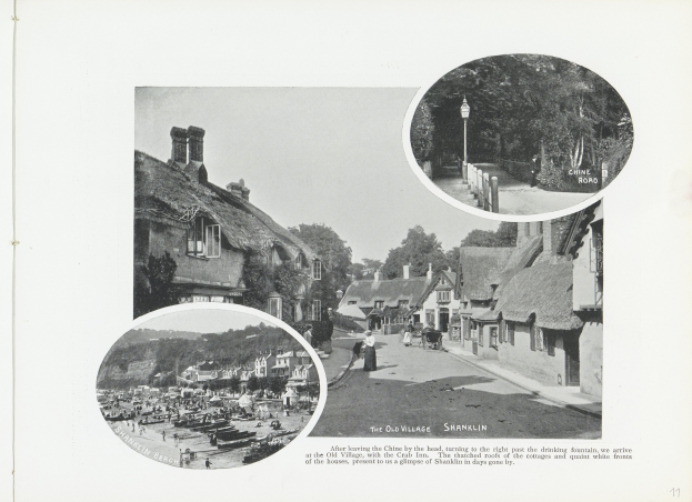 Schwarzes und weißes Foto eines Dorfes mit Reetdächern, Straßenlaternen, Menschen auf der Straße, Bäumen und einem klaren Himmel, mit Text unten.