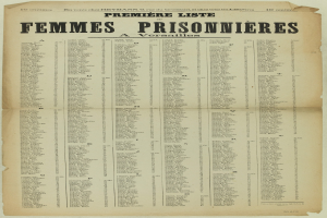 Ein altes, gelbliches Buch mit einer Liste von Frauenhäftlingsnamen in zwei Spalten, wobei die erste Spalte die Namen enthält und die zweite Spalte sie in schwarzer Tinte wiederholt.
