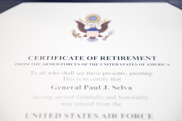 Rahmenurkunde für den Ruhestand der United States Air Force mit blauer Einfassung, die ein zentrales Sternsymbol innerhalb eines Lorbeerkranzes und eine "Ruhestand"-Banderole zeigt.