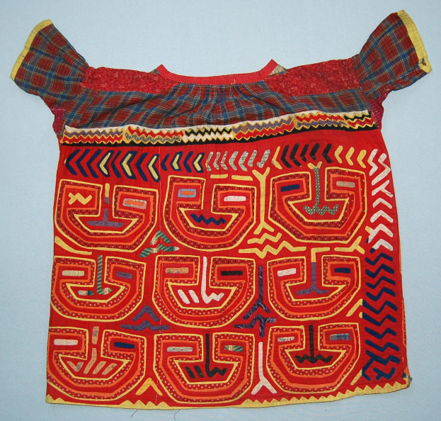 Ein rotes Oberteil mit aufwendiger Stickerei in geometrischen Formen, floralen Mustern und Motiven auf einem weißen Hintergrund.